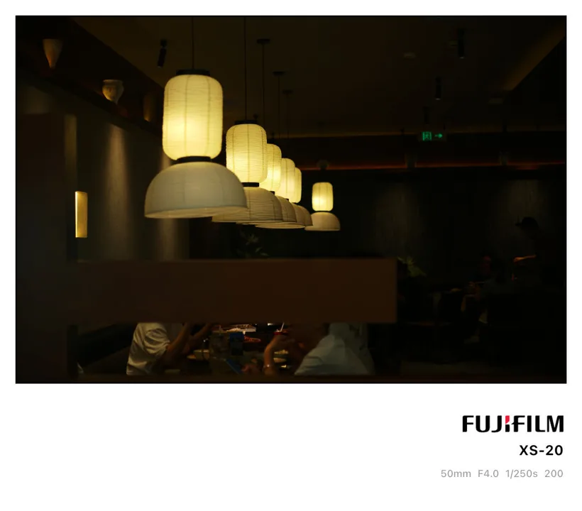 Minimal photo border: Behind the shot, example 9